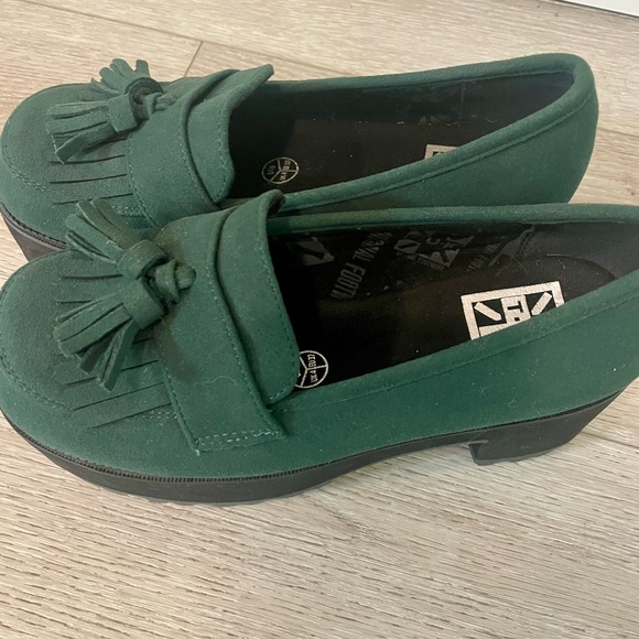 Dark green T.U.K footwear fringe loafers. Size 6 like NEW - Picture 6 of 8